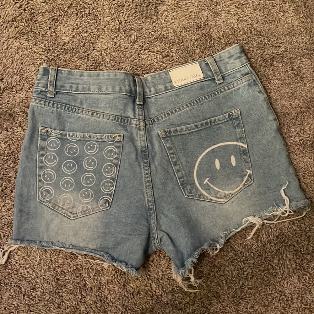 smiley face light wash denim shorts